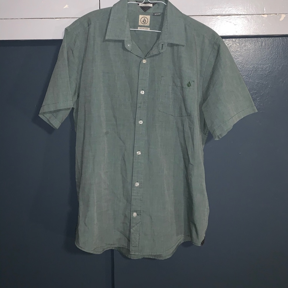 Button down short sleeve volcom shirt!
